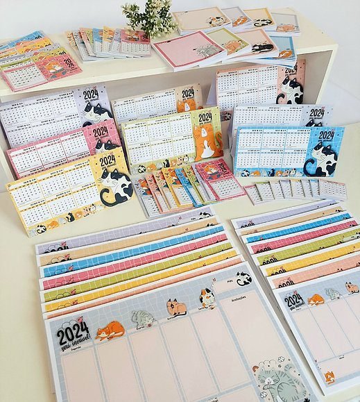 02aa4e_a34dd26bb8fa48d89671600ea25b06ddmv2-1.jpg Combo Gatinhos - Calendários | Planners | Blocos 2024 - Imagem 1