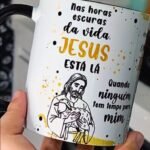Jesus tá lá 03 versões – Unisex, Feminina, Masculina (Dourada, Rosa, Azul) - Arte Avulsa Caneca