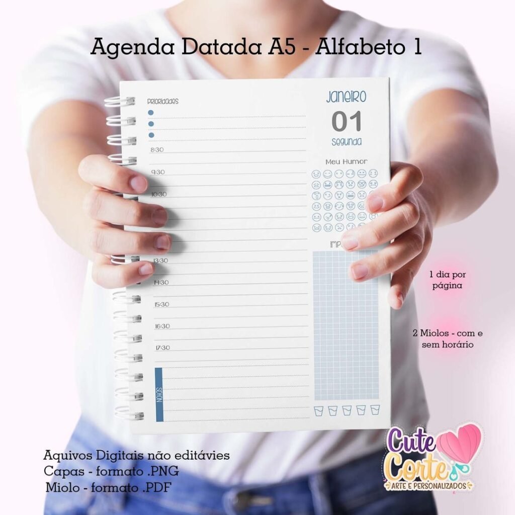 353581603_567286495554617_3403757874195205388_n-scaled-1.jpg Agenda A5 2024 – 1 DPP – ALFABETO COMPLETO N.1 (2 miolos / 26 capas) - Cute Corte - Imagem 4