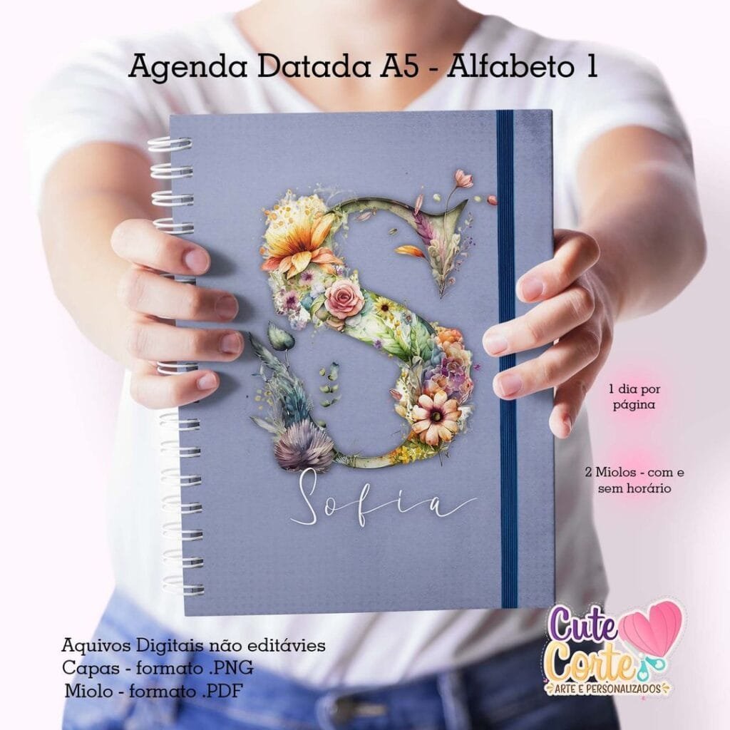 353807731_180984031579695_4504886530221394853_n-scaled-1.jpg Agenda A5 2024 – 1 DPP – ALFABETO COMPLETO N.1 (2 miolos / 26 capas) - Cute Corte - Imagem 1