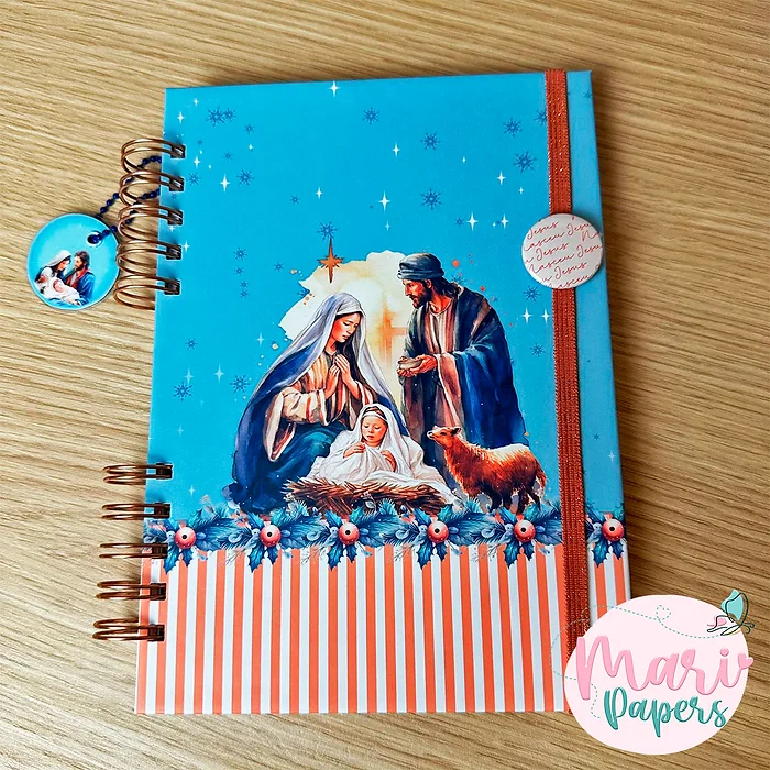 42b9aa_8db52a4b60294c30b3172d93d2aeeeb8mv2-1.webp Coletiva Nasceu Jesus (Mari Papers) - Imagem 9