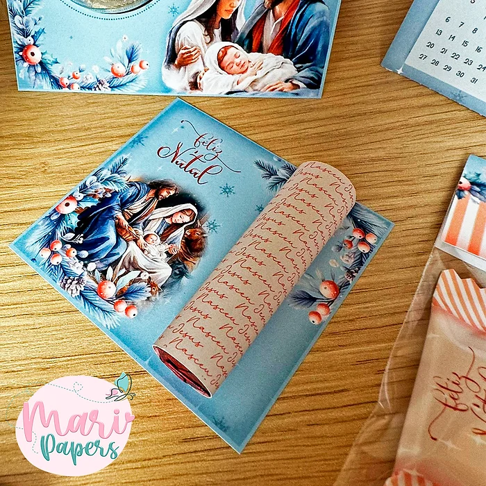 42b9aa_9d51b0d07e954fd29ac0d746e956b01amv2-1.webp Coletiva Nasceu Jesus (Mari Papers) - Imagem 6