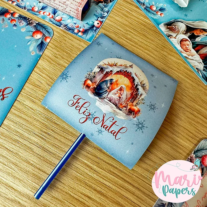 42b9aa_da0c0819f08d4e6cbd62e7eb465fb35dmv2-1.webp Coletiva Nasceu Jesus (Mari Papers) - Imagem 4