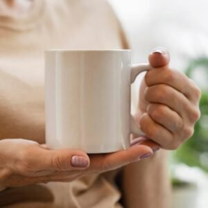 Mockup Caneca Mulher no dia-a-dia (PSD)