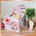 Dispenser com 50 chinelinhos para xuxinhas de cabelo – dia das mulheres