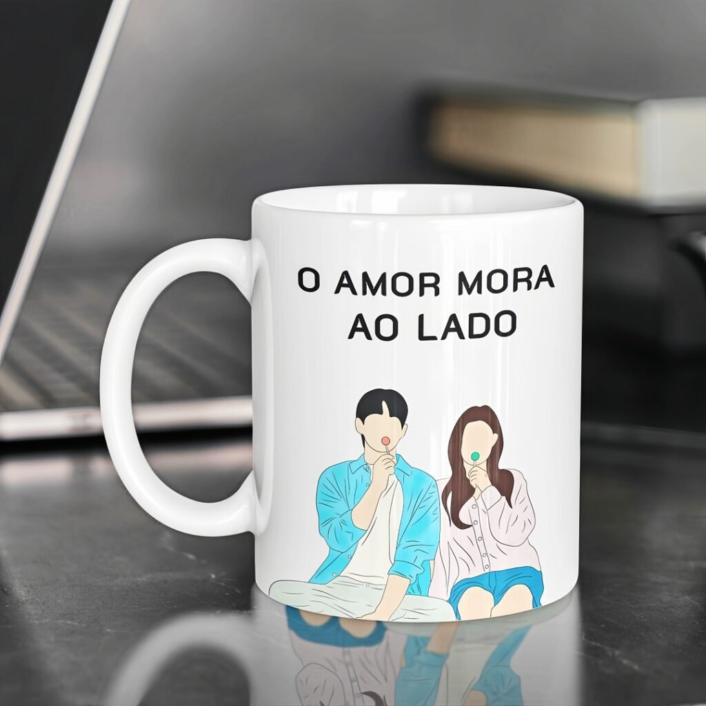 IMG-Divulgacao-1-1-scaled Dorama O Amor Mora do Lado - Arte Avulsa Caneca - Imagem 1