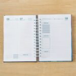 Combo Agendas Datadas 2024 | A5 + Capas | 30 miolos Col. Topázio (Amarantto) - Imagem 17