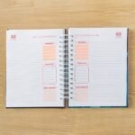 Combo Agendas Datadas 2024 | A5 + Capas | 30 miolos Col. Topázio (Amarantto) - Imagem 19