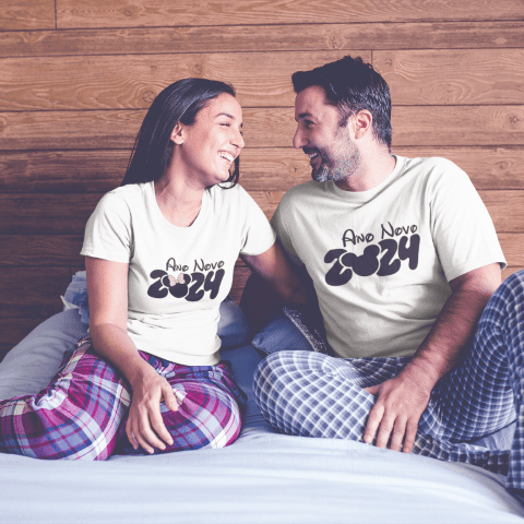 couple-wearing-t-shirts-mockup-sitting-on-their-bed-a20601 Pack Canecas | Camisas - Personagens Ano Novo 2024 (Yukina) - Imagem 10