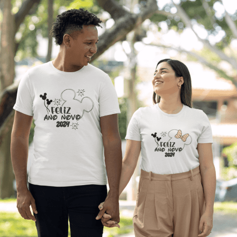 crewneck-bella-canvas-t-shirt-happy-mockup-of-a-couple-holding-hands-m36304 Pack Canecas | Camisas - Personagens Ano Novo 2024 (Yukina) - Imagem 11