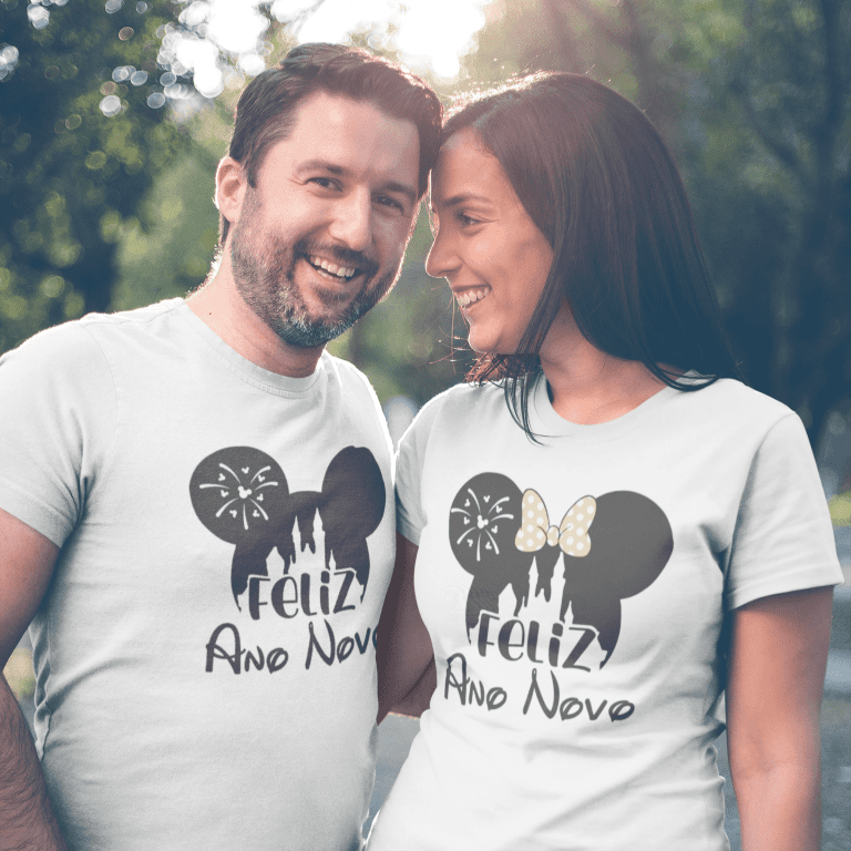 happy-couple-wearing-tshirts-mockup-outdoors-a20611 Pack Canecas | Camisas - Personagens Ano Novo 2024 (Yukina) - Imagem 12