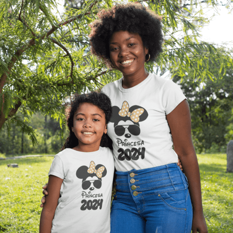 t-shirt-mockup-featuring-mother-and-daughter-in-nature-30594-1.png Pack Canecas | Camisas - Personagens Ano Novo 2024 (Yukina) - Imagem 14