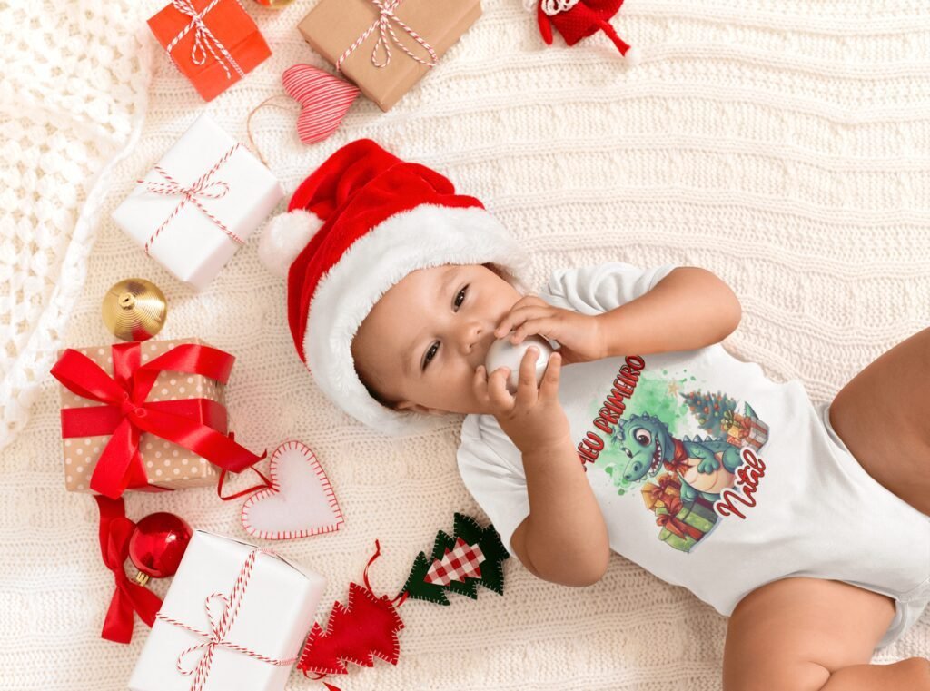 xmas-themed-mockup-of-a-sweet-baby-wearing-a-onesie-m10808-r-el2-2-1.jpg Estampas Dragão - Meu primeiro Natal - Body (Ana Melin) - Imagem 3