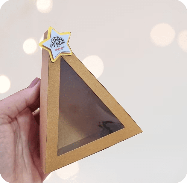 462be9_97aaa5051fd342488a9084eb33d10110mv2 Caixa Triângulo Natal - Imagem 1