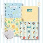 Agenda Escolar 2026 – Azul com amarelo (Mini quadrada) – 1 e 2DPP (Sara Estúdio)