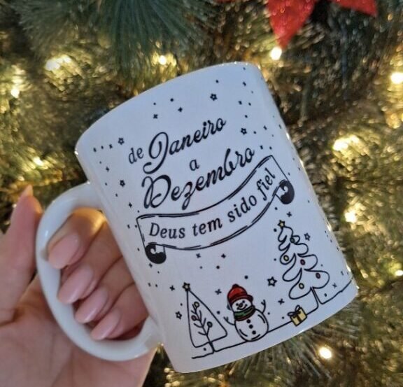 De-Janeiro-a-Dezembro-Deus-tem-sido-Fiel-scaled-e1766415621883 De Janeiro a Dezembro Deus tem sido Fiel - Arte Avulsa Caneca - Imagem 1