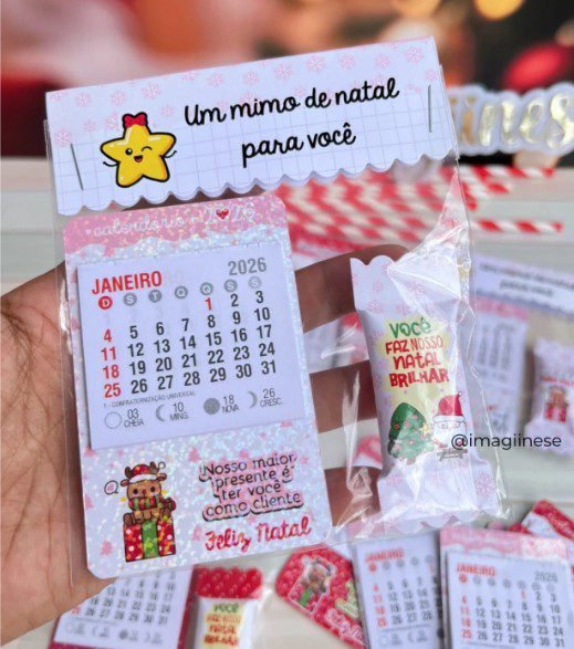 KIT-NATAL-ROSA-CALENDARIO-COM-BALINHA-E-LAPELA.jpg Kit Natal Rosa - Cartão c/Balinha e Lapela - Imagem 1
