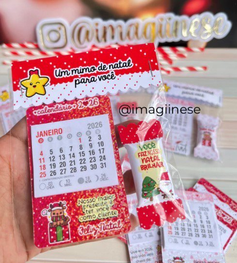 KIT-NATAL-VERMELHO-CALENDARIO-COM-BALINHA.jpg Kit Natal Vermelho - Cartão c/Balinha e Lapela - Imagem 1