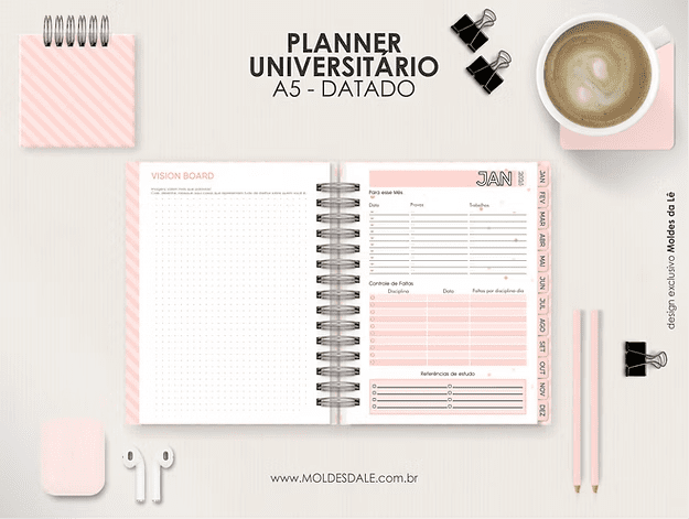 c1ab6b_22efb3dee872486aa8a76b2ad28cb643mv2.png Planner Datado Vertical 2026 (Moldes da Lê) - Imagem 1