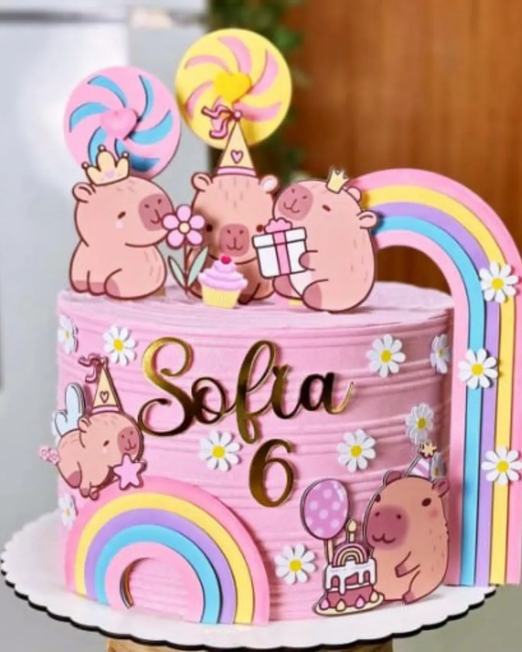 Topo de Bolo – Capivaras Arco-Íris – DoaçãoResultado Topo de Bolo – Capivaras Arco-Íris – Doação - Imagem 1