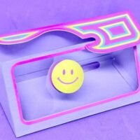 Caixa triangular com visor e trava deslizante NM