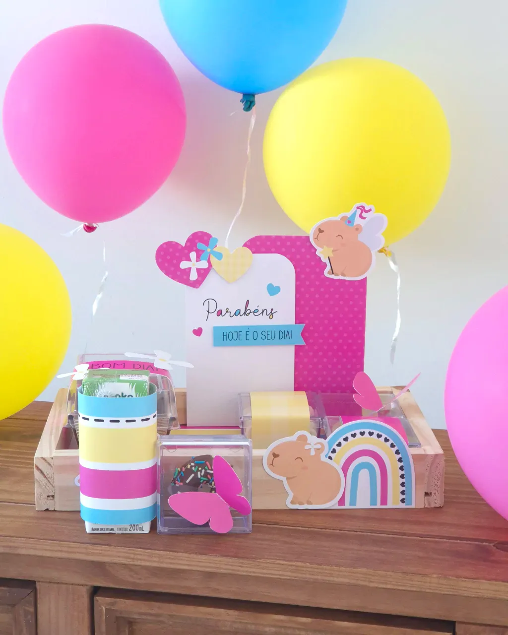 imgi_53_20250812_152201-copiar-cd8a6f49c637aa865b17550288554776-1024-1024.webp Cesta/Mesa Posta – Capivara Menina - Imagem 1